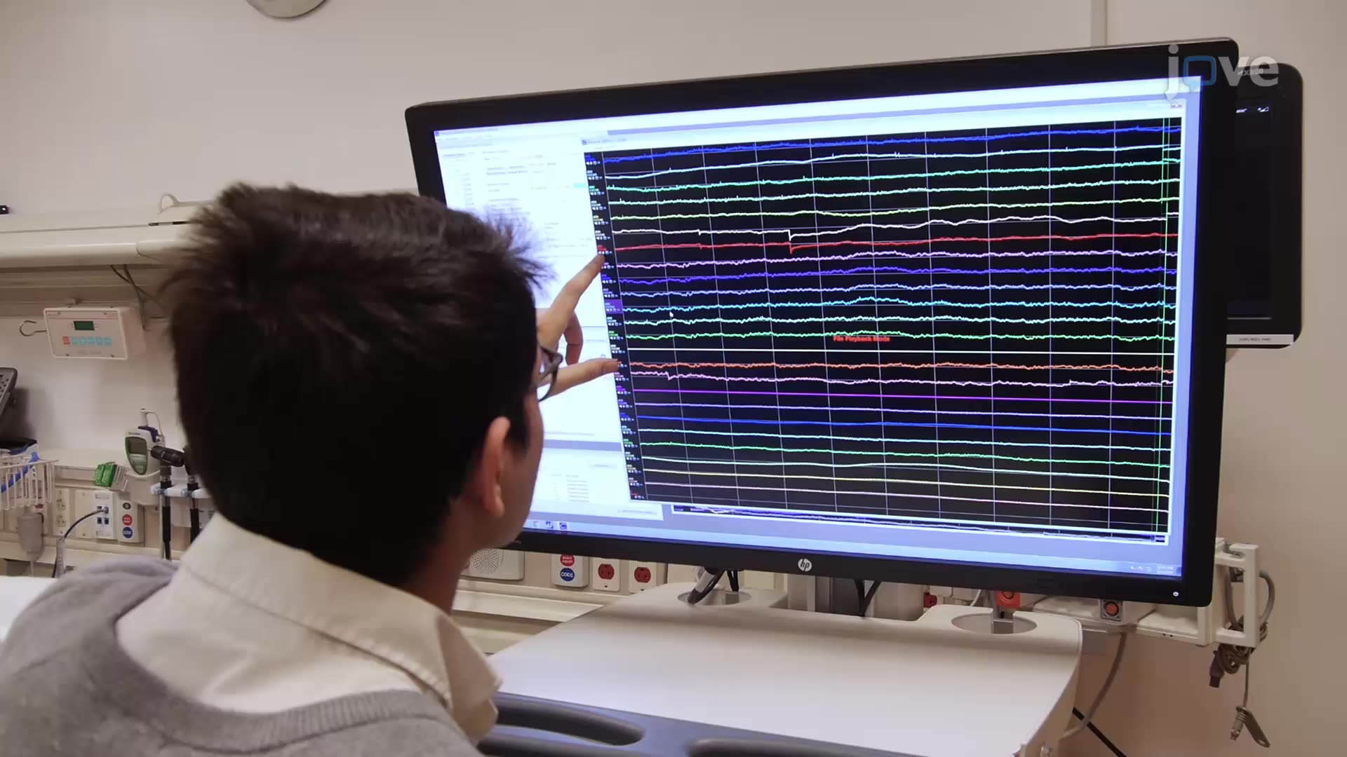 표적 선택적 뉴런을 식별하기 위한 동시 시선 추적 및 단일 뉴런 기록