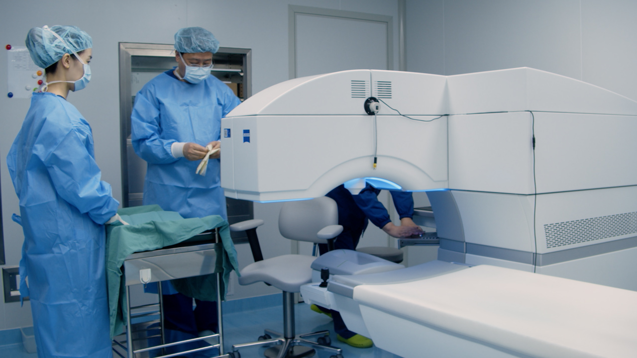 Técnica de balanceo de Ye para la cirugía de extracción de lentículos con incisión pequeña