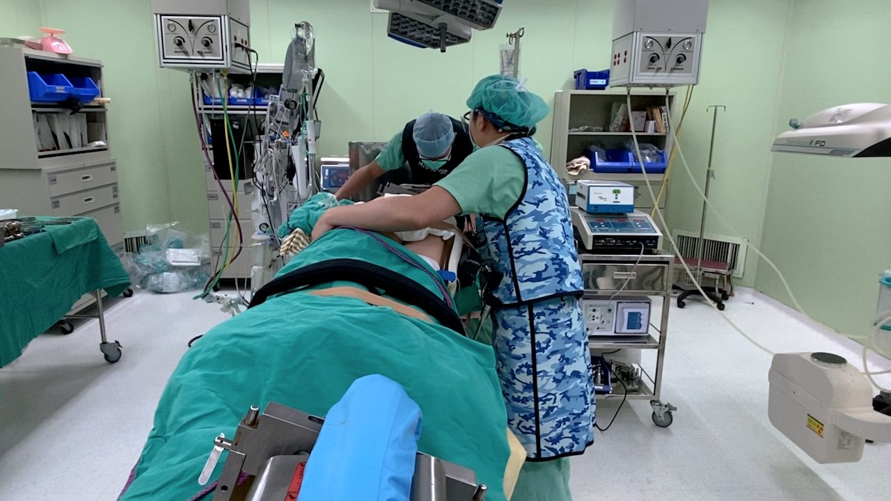 Corpectomie rétropleurale latérale mini-invasive en décubitus ventral à l’aide d’une table Jackson radiotransparente rotative