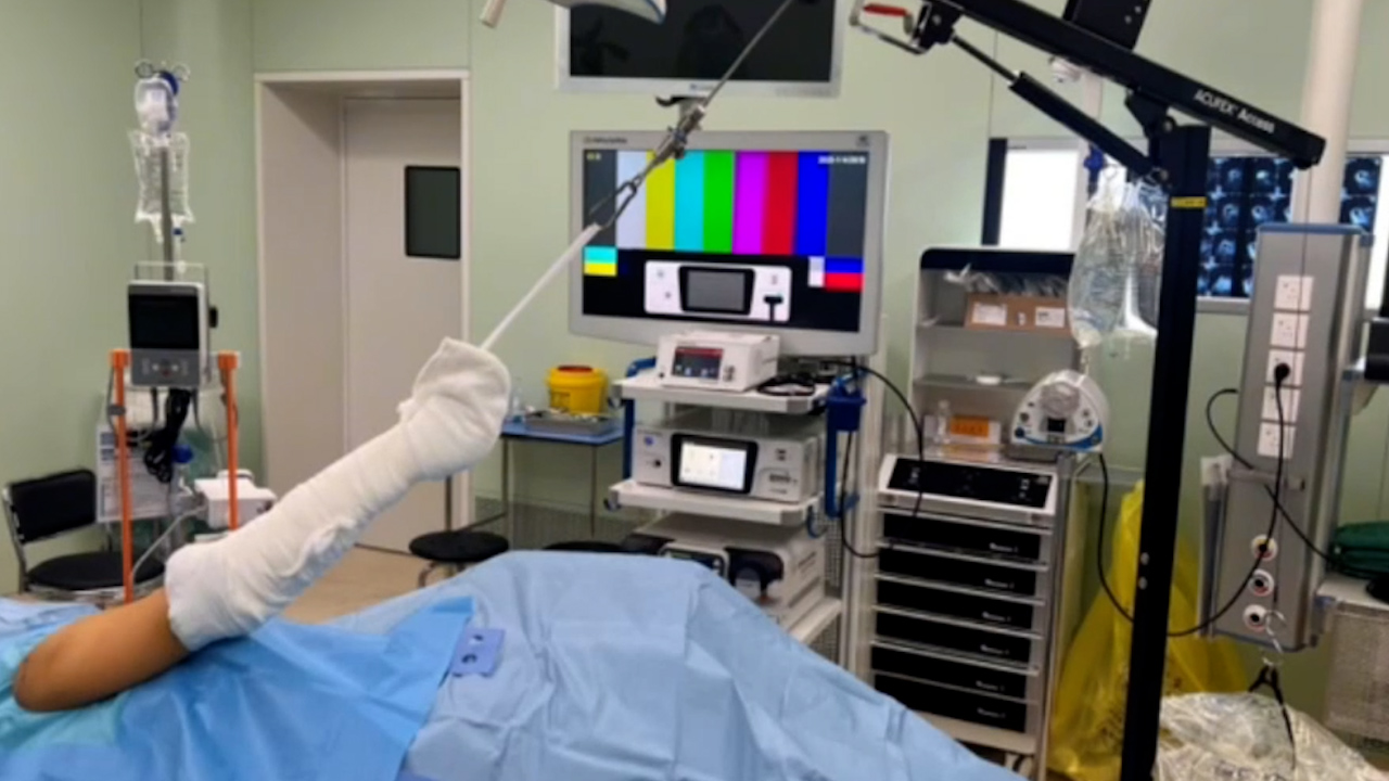 A Novel Arthroscopic Medial Knot-Tying Suture-Bridge Repair with Rip-Stop Technique for Rotator Cuff Tears