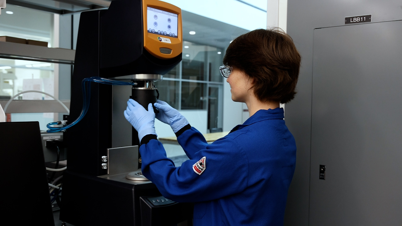 In situ Photo-rheology Monitors Viscoelastic Changes in Photo-responsive Polymer Networks