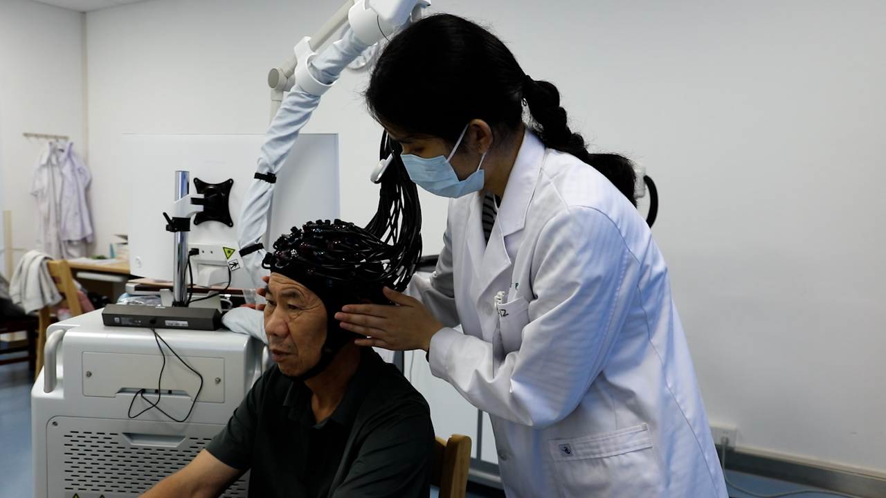 Soft Pneumatic Robot Modulates Graph Theory Metrics of Brain Network for Hand Rehabilitation After Stroke