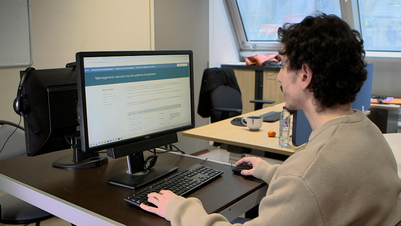 Virtual Agent for Real-Time Motivational Interviewing by Integrating Adaptive Nonverbal Behavior and Language Models