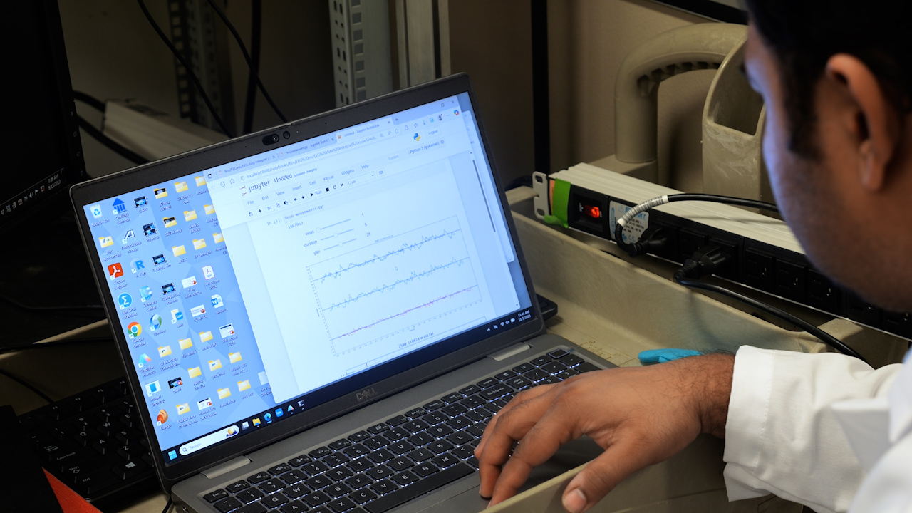 Serbestçe Hareket Eden Farelerde Kronik Çok Bölgeli Elektroensefalografi Kaydı için Uygun Maliyetli ve Minimal İnvaziv Bir Protokol