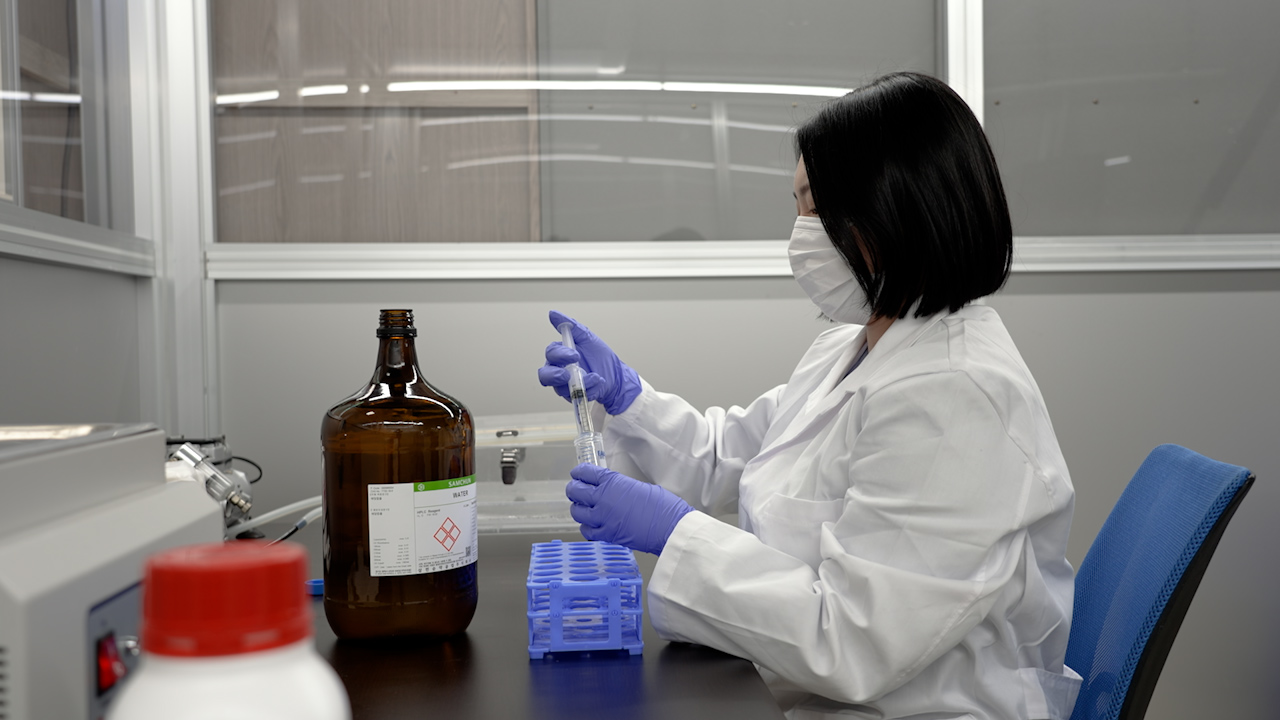 Fabrication of a Master Mold for Microneedles with a Micron-sized Air-vent Hole