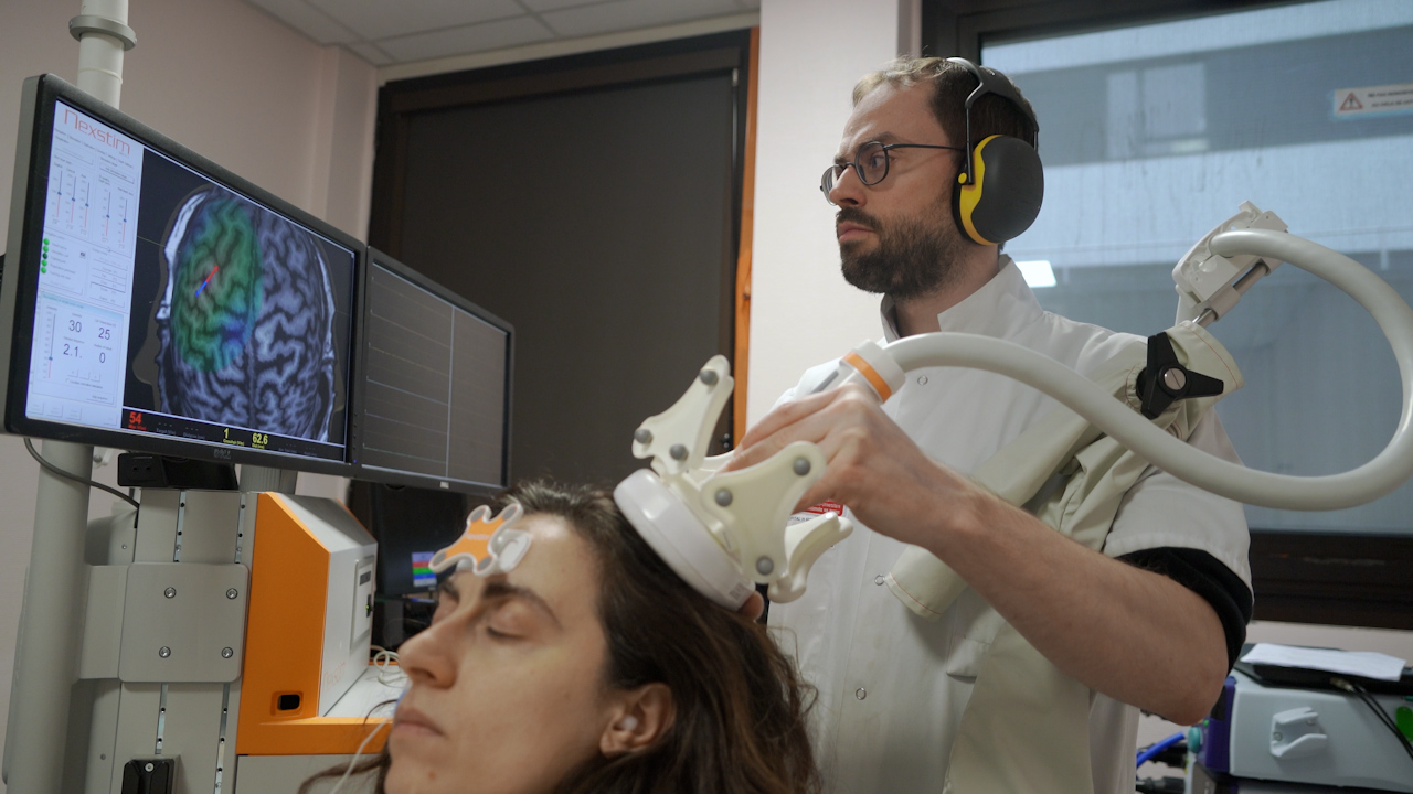 A Standardized Protocol for Functional Motor Mapping Using Navigated Transcranial Magnetic Stimulation