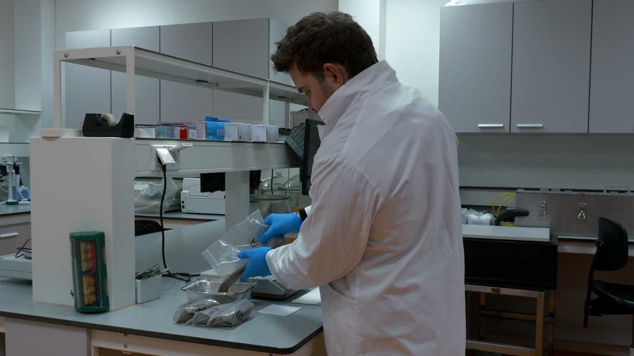 Temperature Response of Soil Organic Matter Decomposition Rates: Construction and Applications of a Temperature Gradient Block